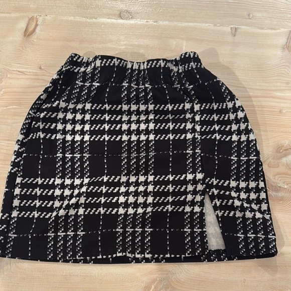 Stylish Black and White Plaid Skirt - Picture 4 of 5